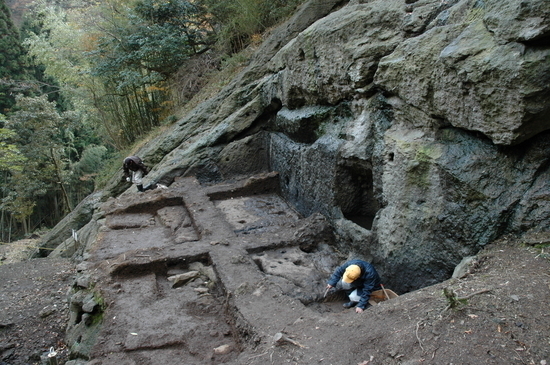 岩盤の上の溝が掘られている発掘調査現場の様子