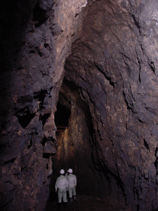 天井まで4メートルはある大久保間歩の坑道の様子