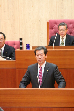 市長施政方針を述べる