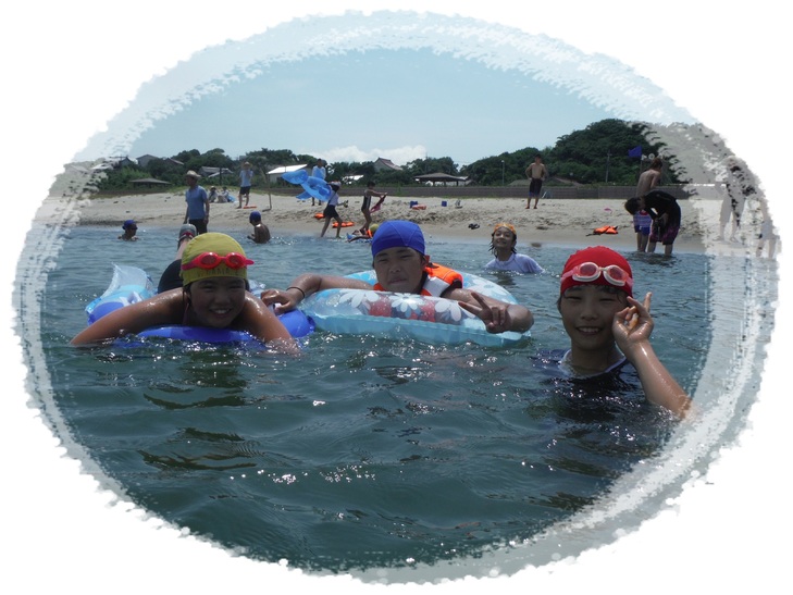 海水浴を楽しむ生徒ら