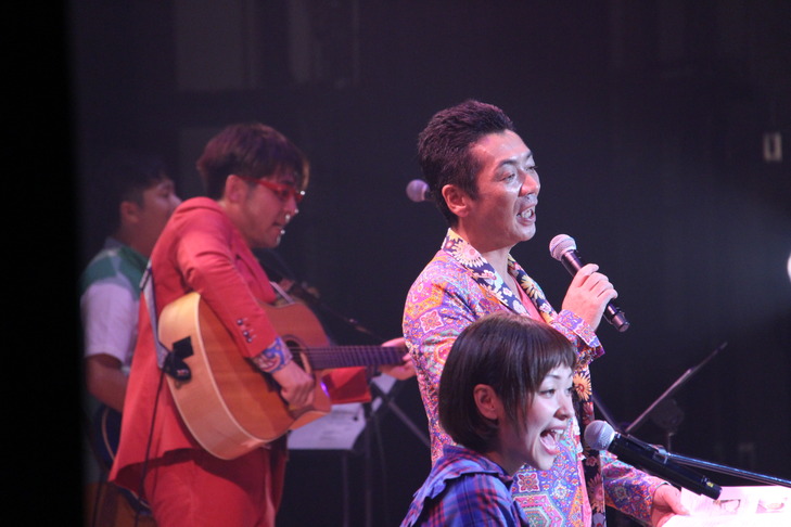 トークアンドライブで愛唱歌を歌う宮根誠司さん、近藤夏子さん