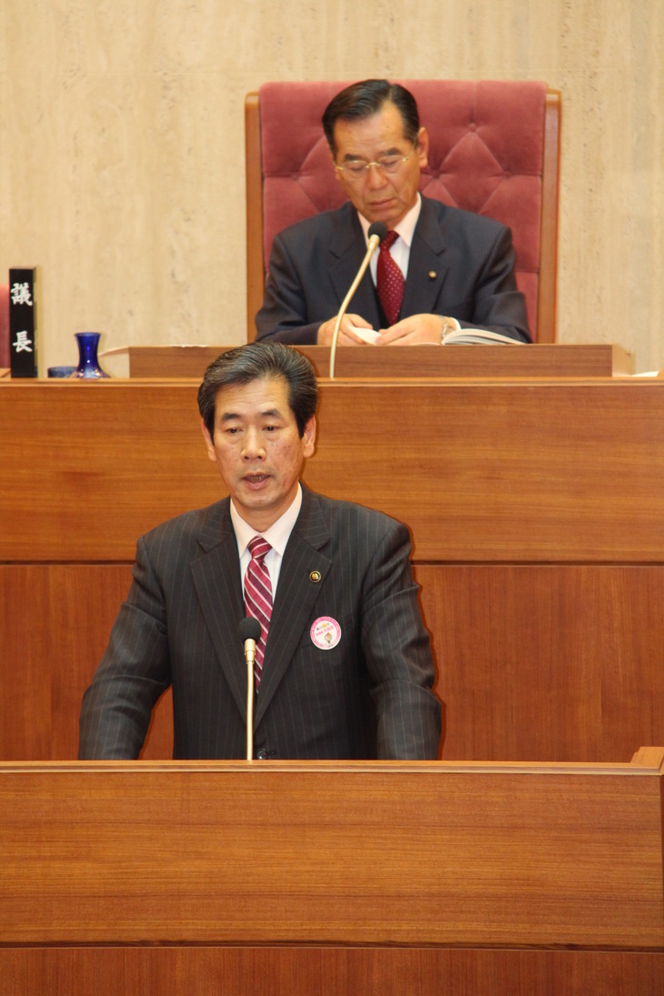 3月市議会定例会で施政方針を述べる竹腰市長