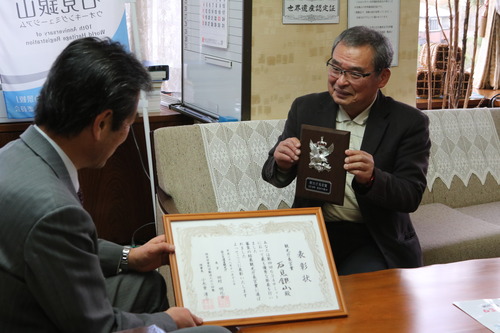 賞状と盾を持つ石原さん