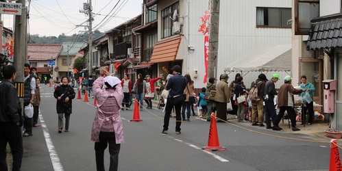 昔の賑わいがよみがえる温泉津駅前通り