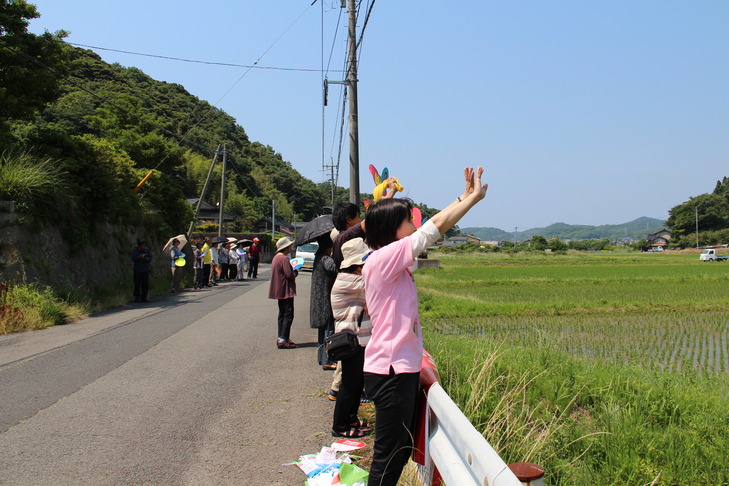 手を振って歓迎する仁摩町民