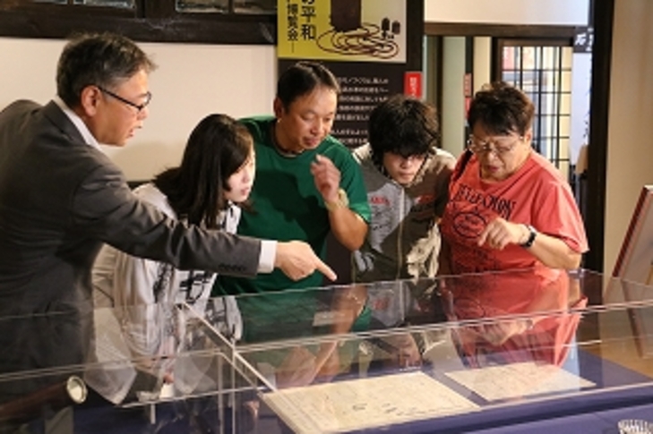 館内を見学する北村さんご家族