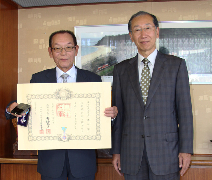 賞状を持つ高橋さんと楫野市長