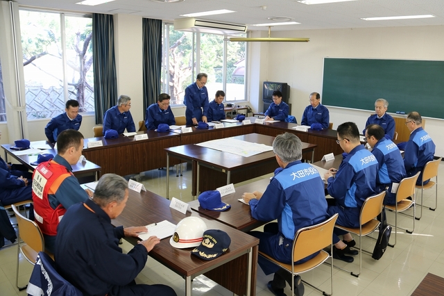 災害対策本部で被害状況の報告