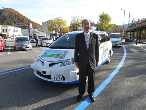 テスト自動車と楫野市長