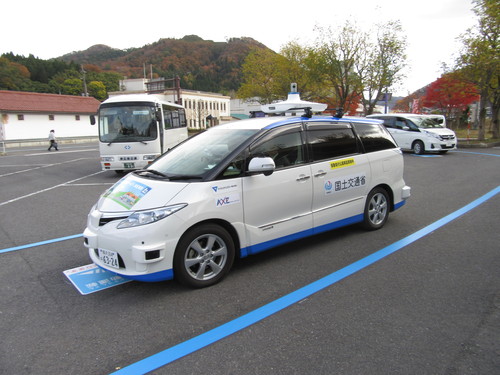 自動運転実証実験で車が走るようす
