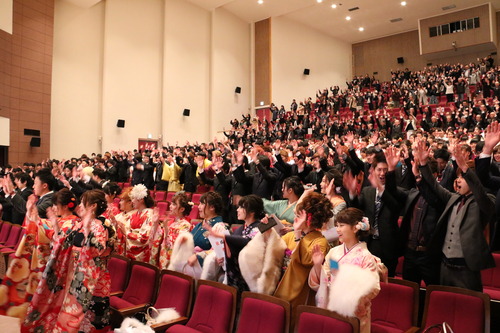 最後は万歳三唱で新成人の門出を祝いました