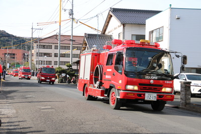 車両部隊行進