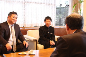 笑顔で市長に意気込みを語る和田悠良さん