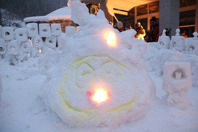 キャンドルで灯される雪で作られたらとちゃん