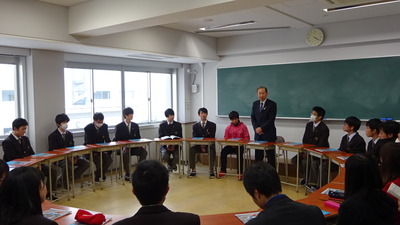 学生にあいさつする楫野市長