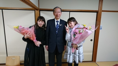 楫野市長と観光大使の近藤夏子さん