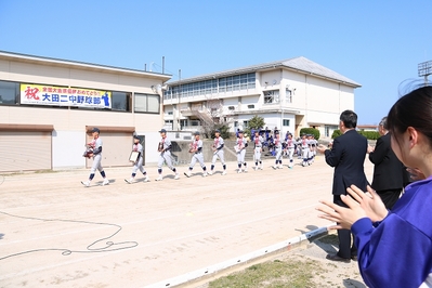 選手が入場し拍手で迎える