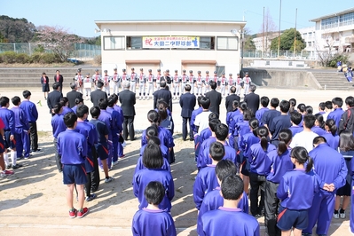 集まった大勢の前で整列する選手ら