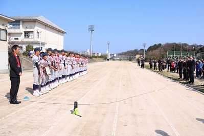 選手らに楫野市長がお祝いの言葉を送る