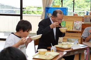児童と給食を食べる市長