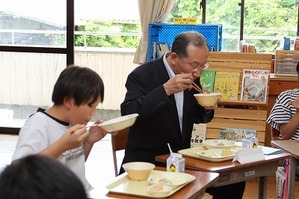 児童と給食を食べる市長