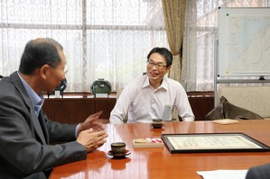 大野選手のお父さんと談笑する市長