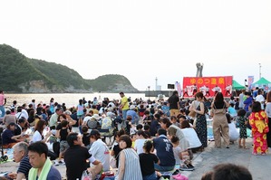 温泉津温泉夏祭り会場　多くの人でにぎわう様子