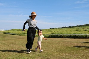 コースを走るお母さんと小さな子ども