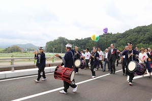 新正原橋をわたる参加者ら