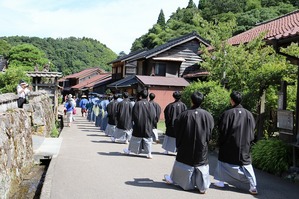 後ろから見た行列