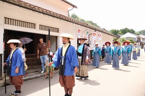 熊谷家前を通過する行列