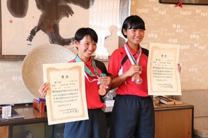 メダルと表彰状をもつ行田さんと岡田さん