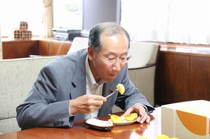柿を食べる市長