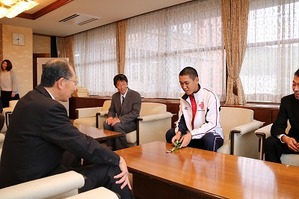 銅メダルを取り出し市長に見せる岩本さん