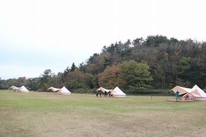 草原に並ぶテント