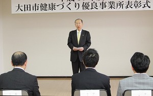 被表彰者を前に市長があいさつ