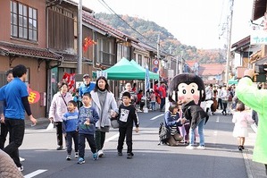 歩行者天国で子どもたちと写真を撮る仁摩のキャラクター琴音ちゃん