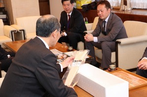 一日漁で獲れたあなごを持つ市長