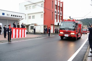 市長らの前を更新する消防車