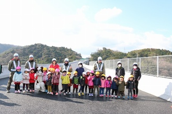 山陰道「多伎・朝山道路」の工事現場を久手幼稚園児らが見学