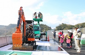 重機に乗る園児