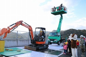 高所作業車で高いところへのぼる園児ら