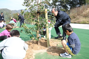 子どもたちと植樹する市長