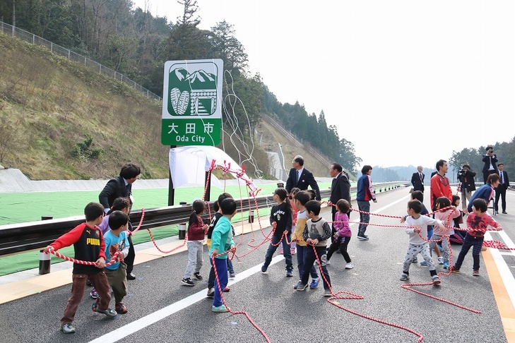 「多伎・朝山道路」大田市のカントリーサインお披露目