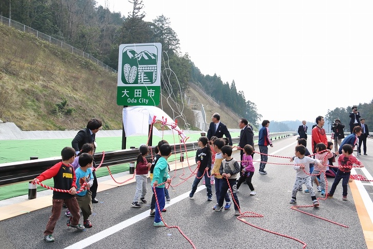 「多伎・朝山道路」大田市のカントリーサインお披露目