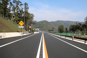 向こうまで続く道路