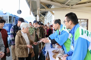 乗客に記念品を渡す市長