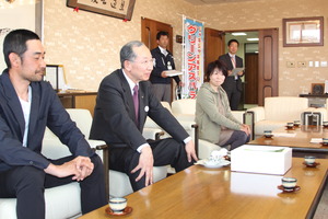 組合員と意見交換する楫野市長