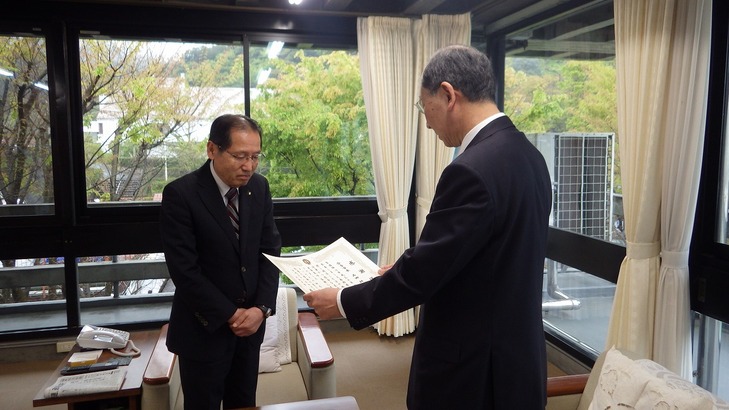 倉吉市長へ感謝状を手渡す楫野市長