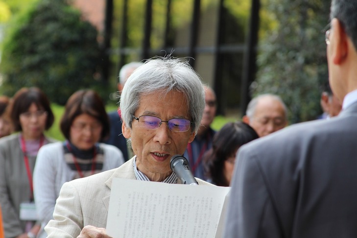 メッセージを読み上げる青木会長